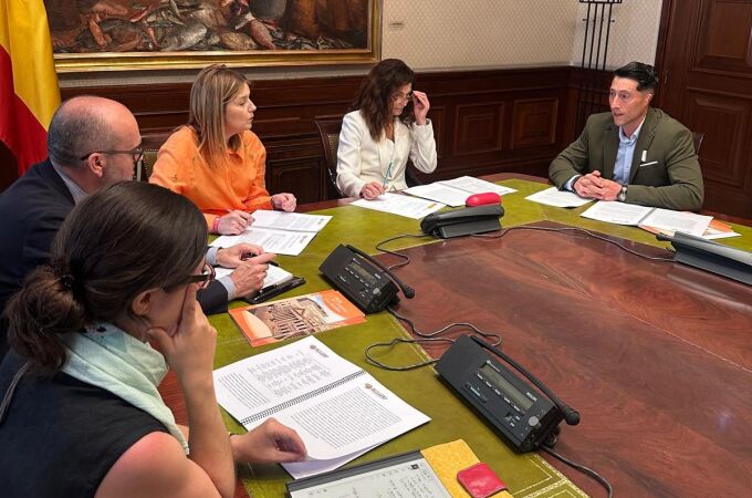  Enrique Niza, presidente de Asinlewy, con la Comisionada del PERTE de Salud, Raquel Yotti, en el Congreso de los Diputados