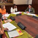  Enrique Niza, presidente de Asinlewy, con la Comisionada del PERTE de Salud, Raquel Yotti, en el Congreso de los Diputados