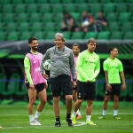 El Betis, durante su entrenamiento en el escenario de la final de la Conference League