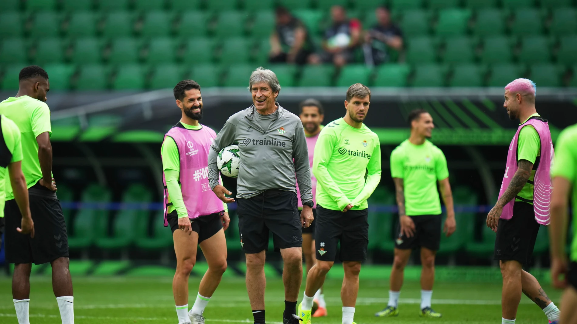 Betis' head coach Manuel Pellegrini smiles with his players during a training session ahead of the Europa Conference League final soccer match between Real Betis and Chelsea in Wroclaw, Poland, Tuesday, May 27, 2025. (AP Photo/Petr Josek)