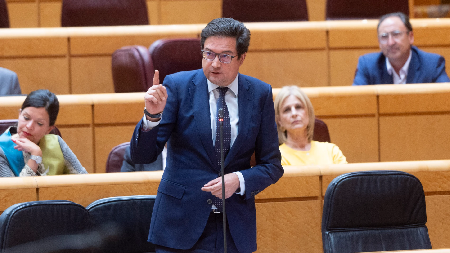 El ministro para la Transformación Digital y de la Función Pública, Óscar López, durante una sesión de control al Gobierno en el Senado, a 27 de mayo de 2025, en Madrid (España). El Gobierno tiene que hacer frente hoy en el Senado a dos cuestiones especialmente relevantes: por un lado, la gestión y los problemas en la red ferroviaria española, con preguntas e interpelaciones al ministro de Transportes sobre las recientes incidencias y la calidad del servicio; por otro, la ejecución y el impac...