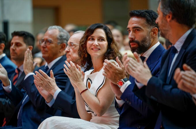 La presidenta de la Comunidad de Madrid, Isabel Díaz Ayuso, entrega la Medalla de Oro de la Administración autonómica al futbolista del Real Madrid Daniel Carvajal