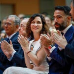 La presidenta de la Comunidad de Madrid, Isabel Díaz Ayuso, entrega la Medalla de Oro de la Administración autonómica al futbolista del Real Madrid Daniel Carvajal