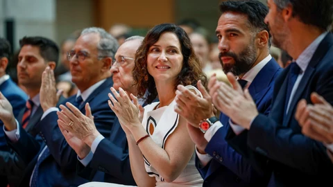 La presidenta de la Comunidad de Madrid, Isabel Díaz Ayuso, entrega la Medalla de Oro de la Administración autonómica al futbolista del Real Madrid Daniel Carvajal