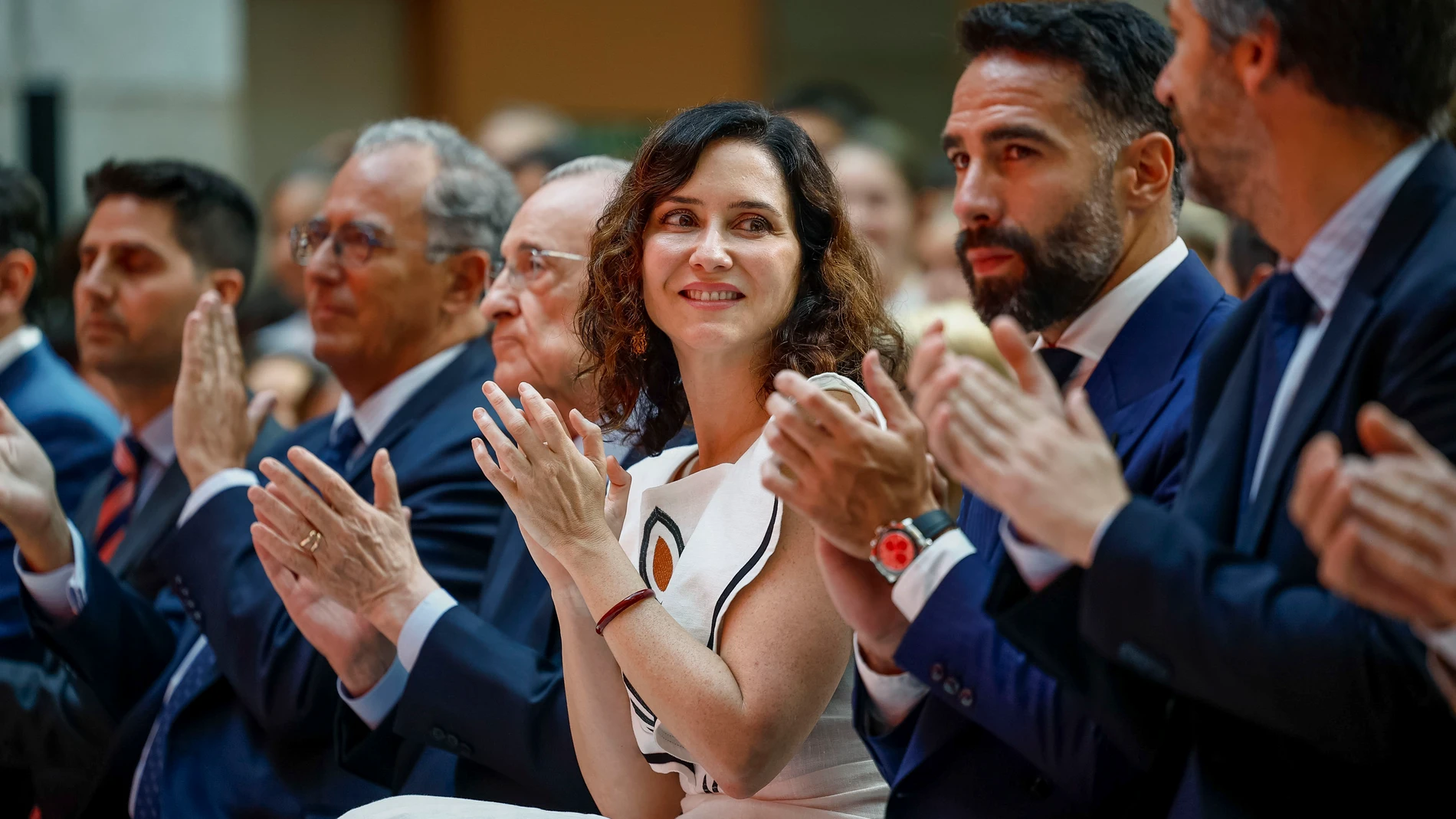 MADRID, 27/05/2025.- La presidenta de la Comunidad de Madrid, Isabel Díaz Ayuso (C) durante la entrega de la Medalla de Oro de la Administración autonómica al futbolista del Real Madrid Daniel Carvajal (2d), este martes en la Real Casa de Correos, sede del Gobierno regional. EFE/ Daniel Gonzalez