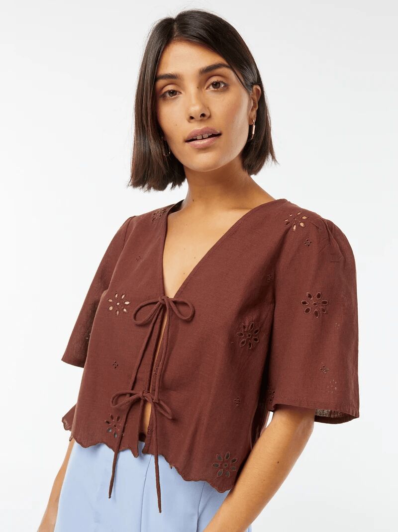 Blusa con cintas y manga 3/4.