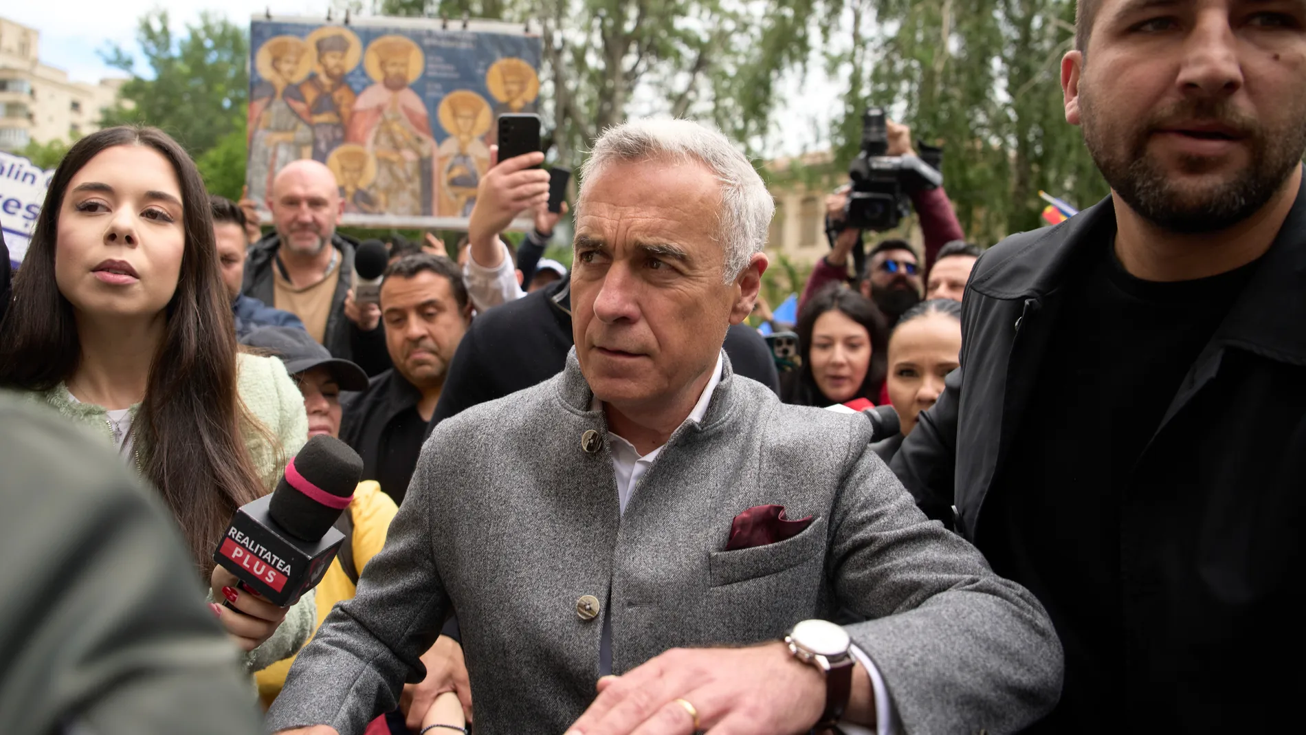 Calin Georgescu, the winner of the first round of last year's annulled election, arrives at a prosecutor's office in Bucharest, Romania, Tuesday, May 27, 2025. (AP Photo/Vadim Ghirda)