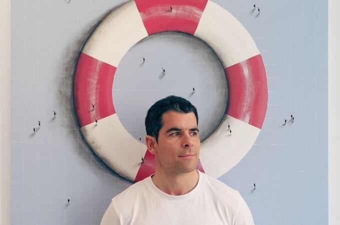 Jaime Monge junto a la obra adquirida por los Bezos 