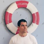 Jaime Monge junto a la obra adquirida por los Bezos 