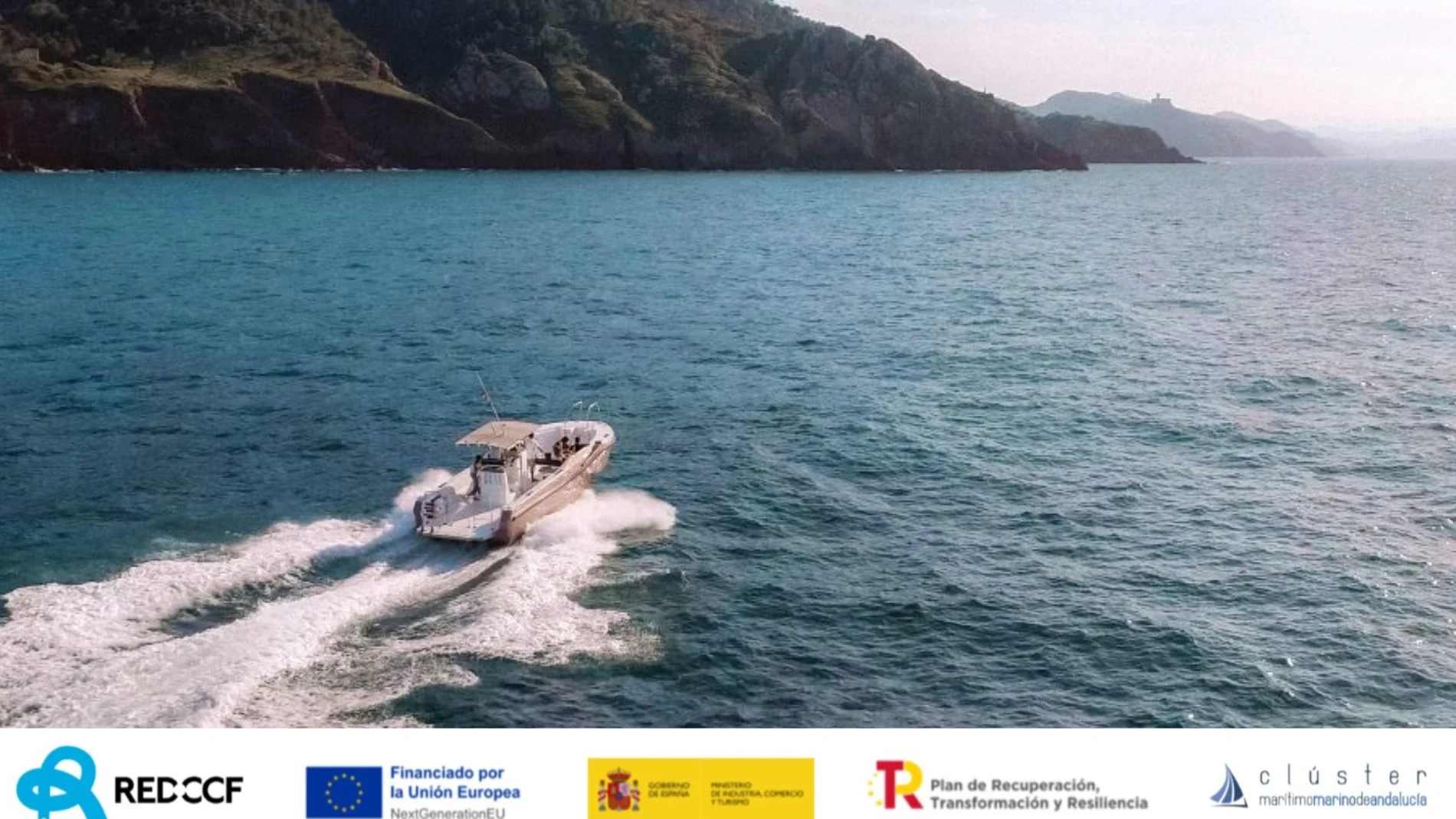 Uno de los barcos de las rutas de la Red CCF surcando el mar Cantábrico