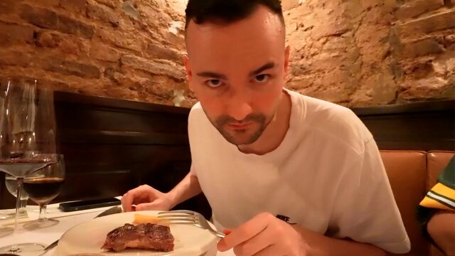 ElXokas prueba por primera vez la carne argentina después de haberla criticado durante años: "Me han callado la boca"