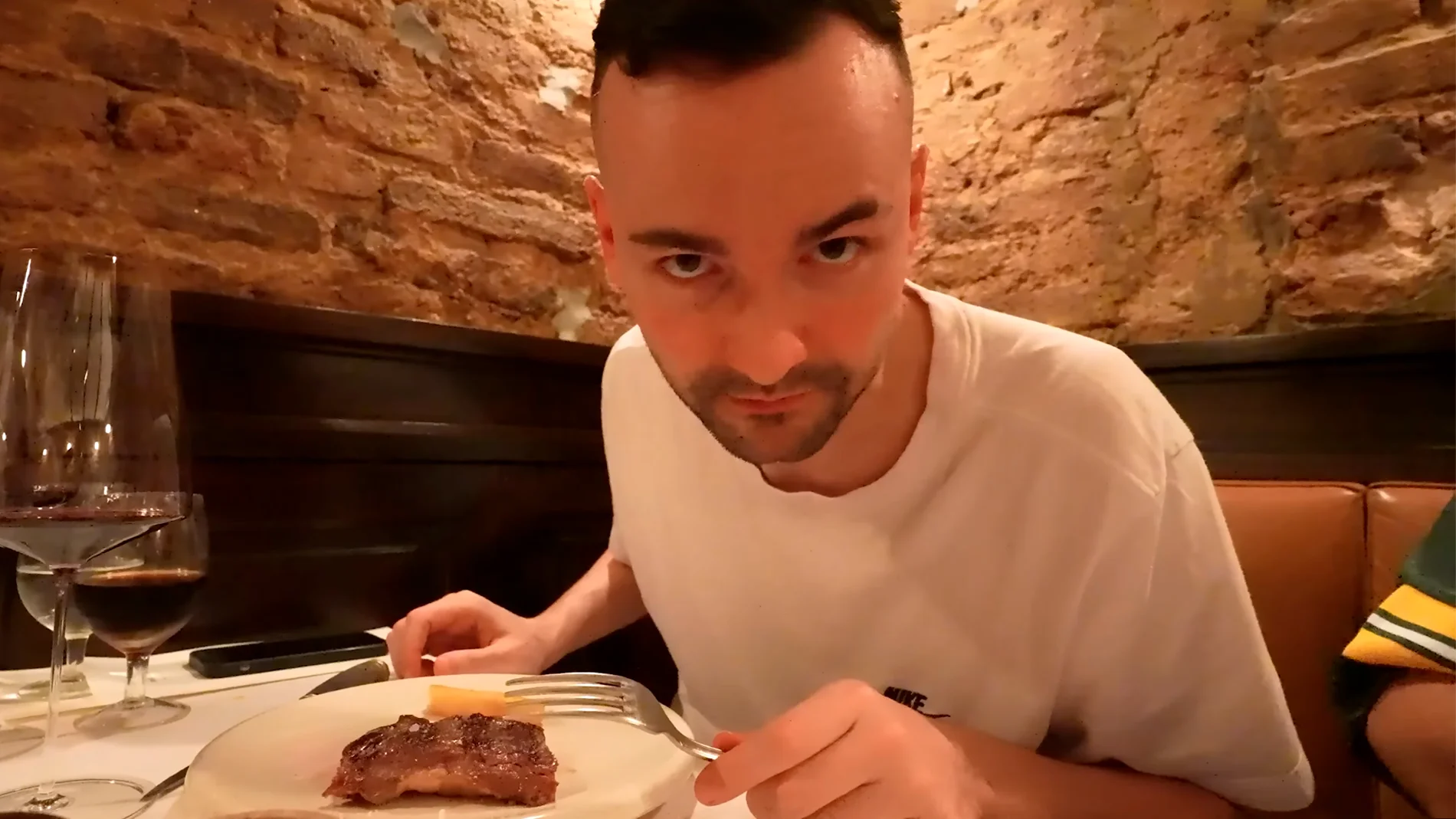 ElXokas prueba por primera vez la carne argentina después de haberla criticado durante años: "Me han callado la boca"