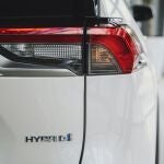 ¿Cuánto duran las baterías de los coches híbridos? Los fabricantes responden
