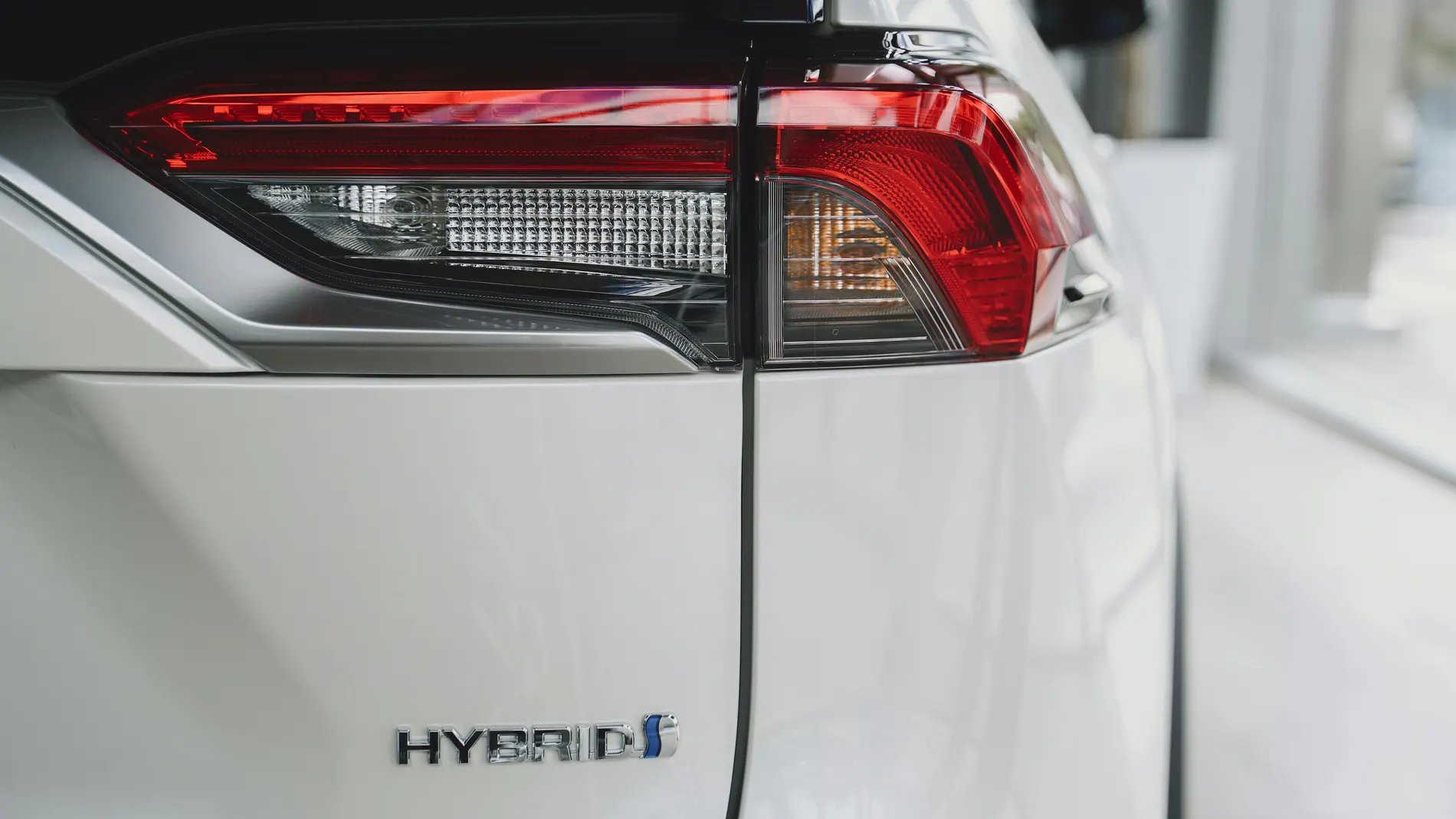 ¿Cuánto duran las baterías de los coches híbridos? Los fabricantes responden