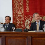 El rey entrega los despachos de secretario de embajada