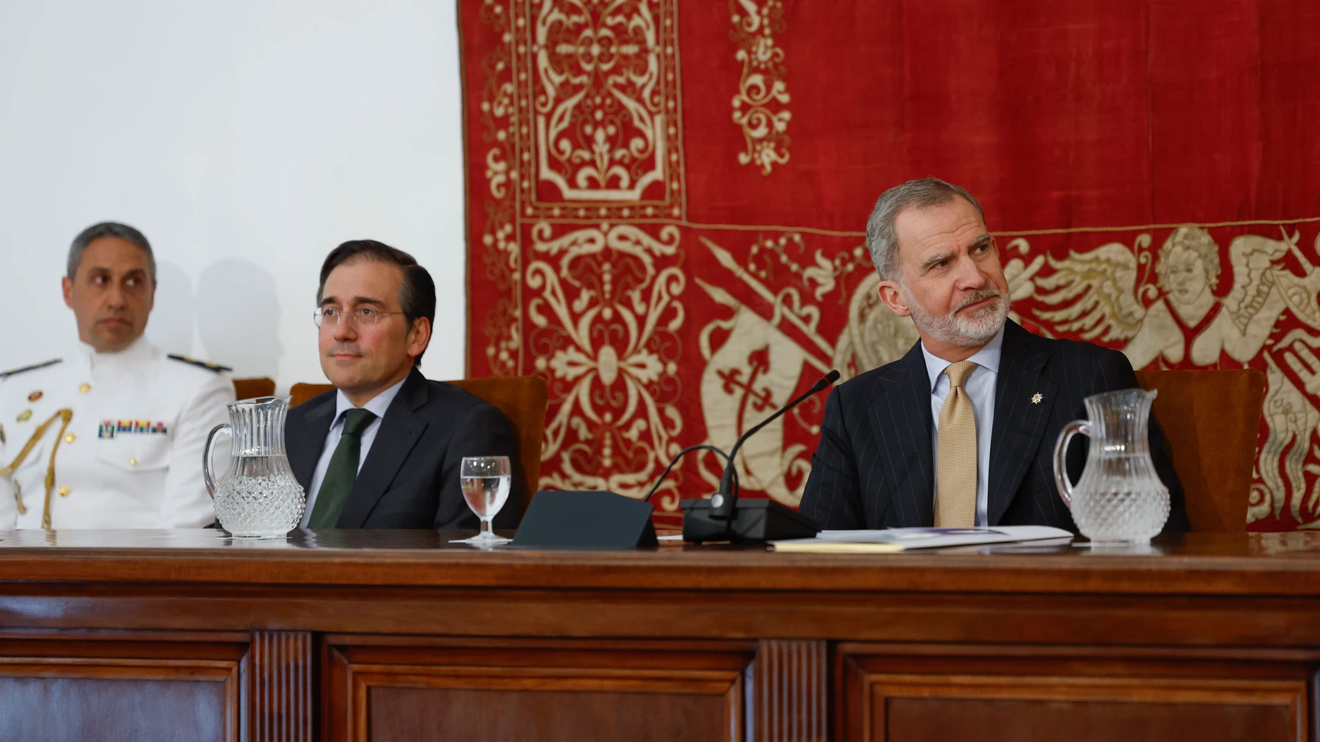 MADRID, 27/05/2025.- El rey Felipe VI (d) junto al ministro de Asuntos Exteriores, Unión Europea y Cooperación, José Manuel Albares (i), durante la entrega de los despachos de secretario de embajada a la LXVI promoción de la carrera diplomática, este martes en Madrid. EFE/ Mariscal POOL