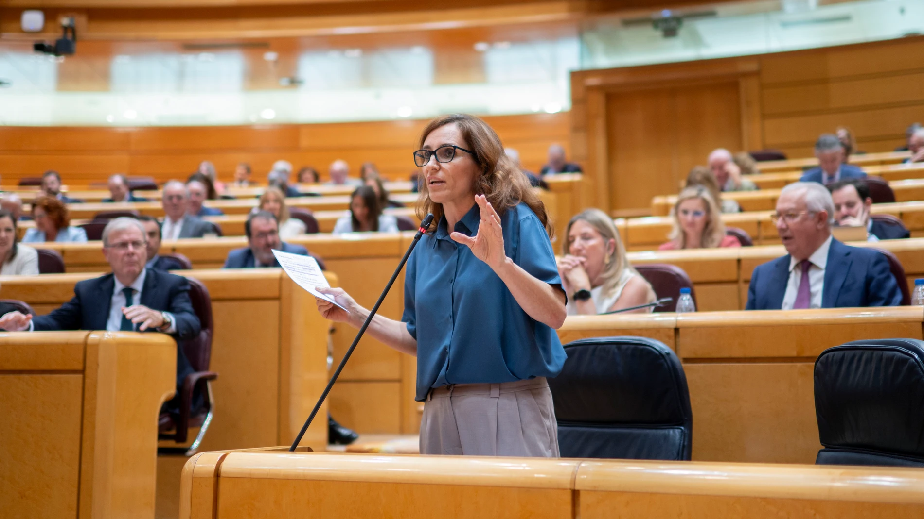 La ministra de Sanidad, Mónica García, durante una sesión de control al Gobierno en el Senado, a 27 de mayo de 2025, en Madrid (España). El Gobierno tiene que hacer frente hoy en el Senado a dos cuestiones especialmente relevantes: por un lado, la gestión y los problemas en la red ferroviaria española, con preguntas e interpelaciones al ministro de Transportes sobre las recientes incidencias y la calidad del servicio; por otro, la ejecución y el impacto de los fondos europeos Next Generation...