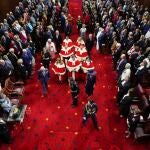 Carlos III, acompañado de Camila, llega a la sala del Senado del Parlamento de Canadá para pronunciar su discurso