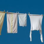 ¿Tiendes la ropa en la terraza o el balcón? Este es el paso que debes hacer si no quieres quedarte sin ella 