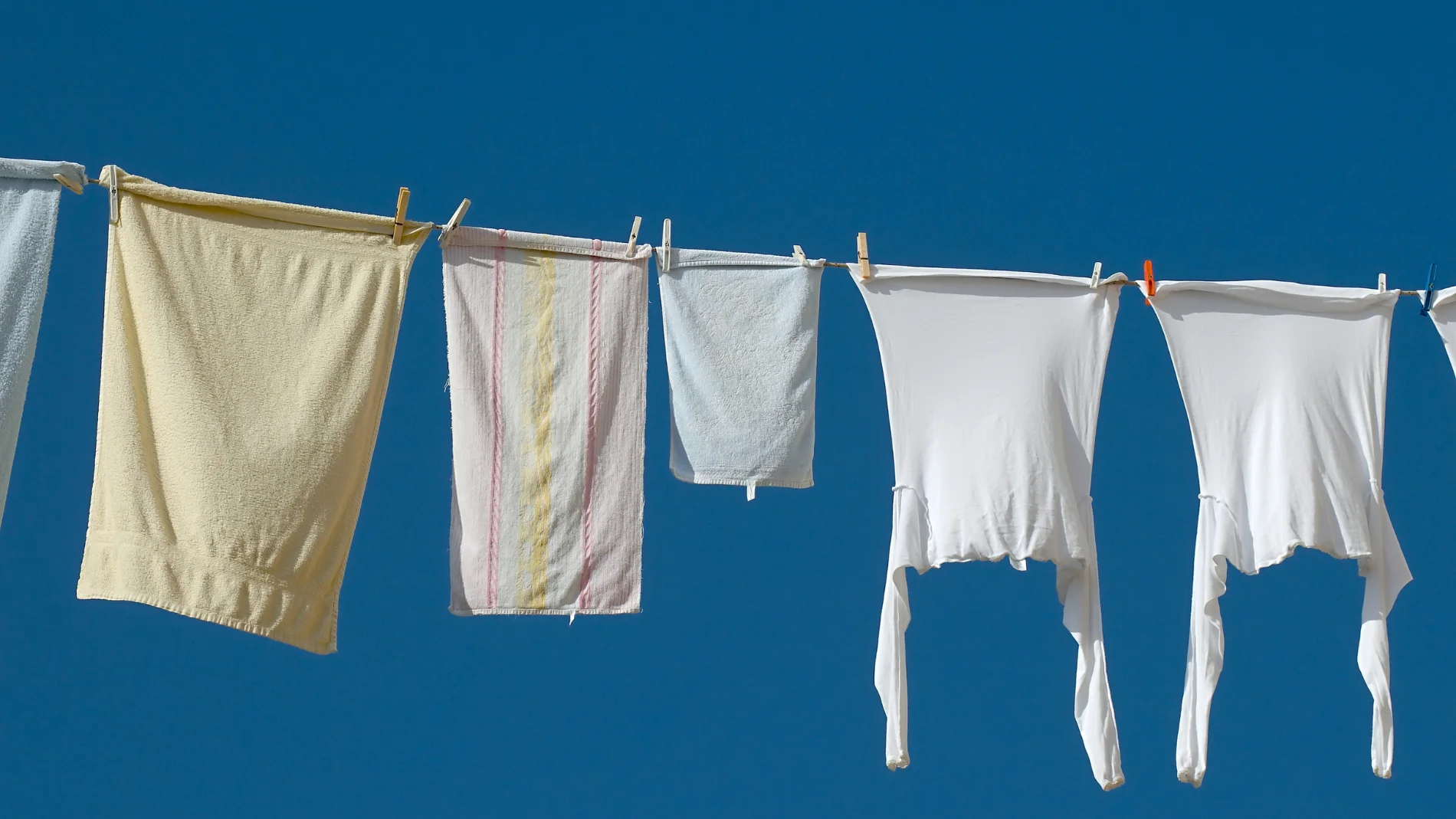 ¿Tiendes la ropa en la terraza o el balcón? Este es el paso que debes hacer si no quieres quedarte sin ella