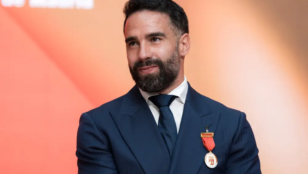 Ayuso entrega la Medalla de Oro de la Administración autonómica al futbolista del Real Madrid Daniel Carvajal