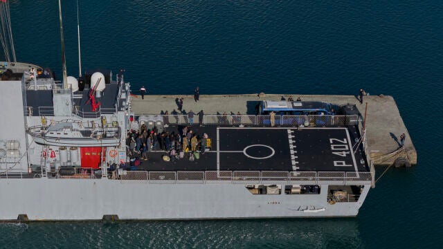 Migrantes en un buque militar italiano antes de desembarcar en el puerto albanés de Shengjin