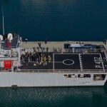 Migrantes en un buque militar italiano antes de desembarcar en el puerto albanés de Shengjin