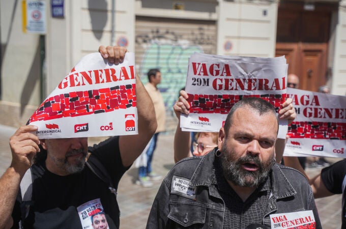 Sindicatos okupan durante una hora la sede de la CEV en València en la previa de la huelga general del 29 de mayo