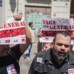 Sindicatos okupan durante una hora la sede de la CEV en València en la previa de la huelga general del 29 de mayo