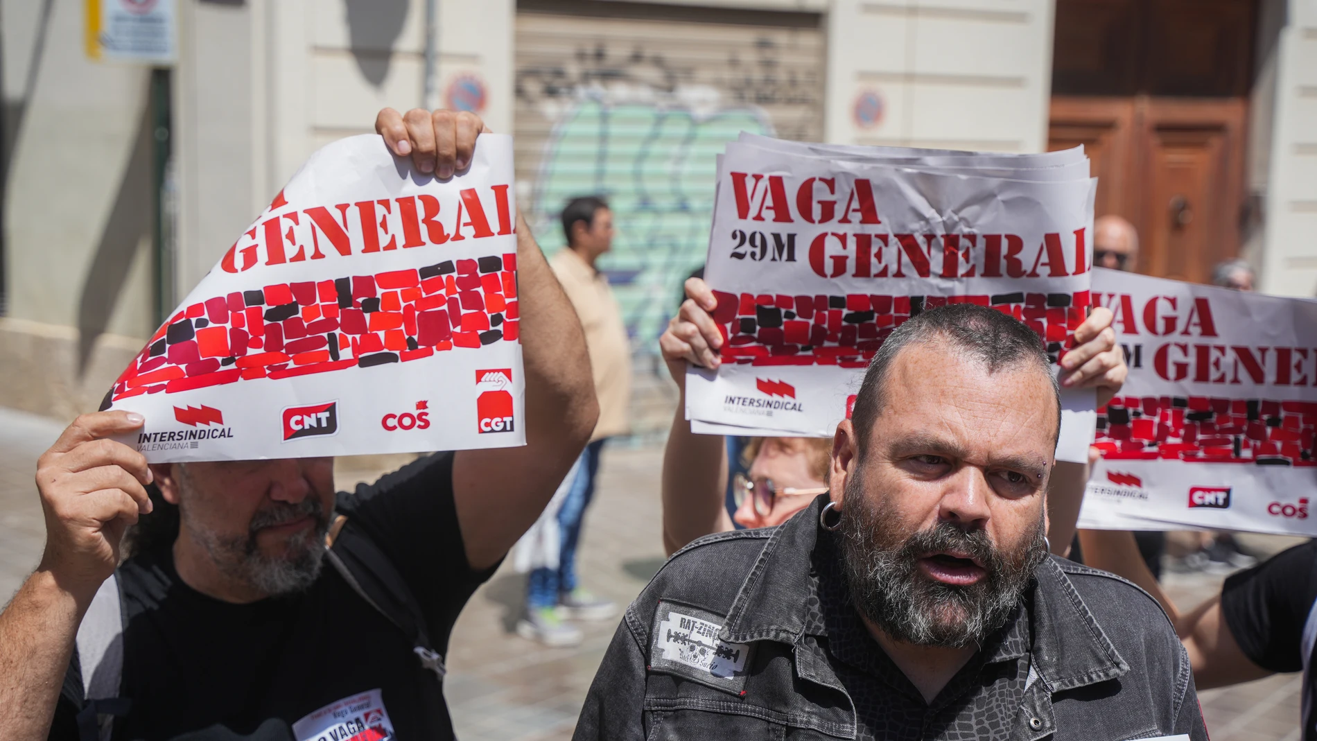Sindicatos okupan durante una hora la sede de la CEV en València en la previa de la huelga general del 29 de mayo JORGE GIL/EUROPA PRESS 27/05/2025