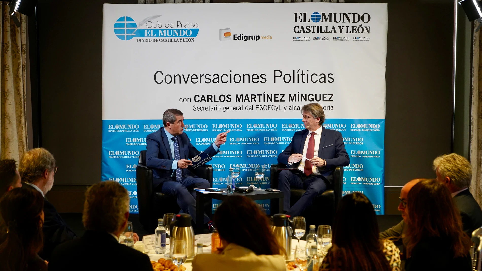 El secretario regional del PSOE, Carlos Martínez, conversa con el director de El Mundo Castilla y León, Pablo Lago