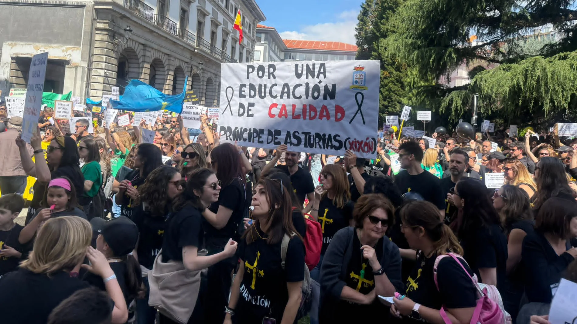 Miles de docentes pide la dimisión de la consejera de Educación asturiana en la primera jornada de huelga