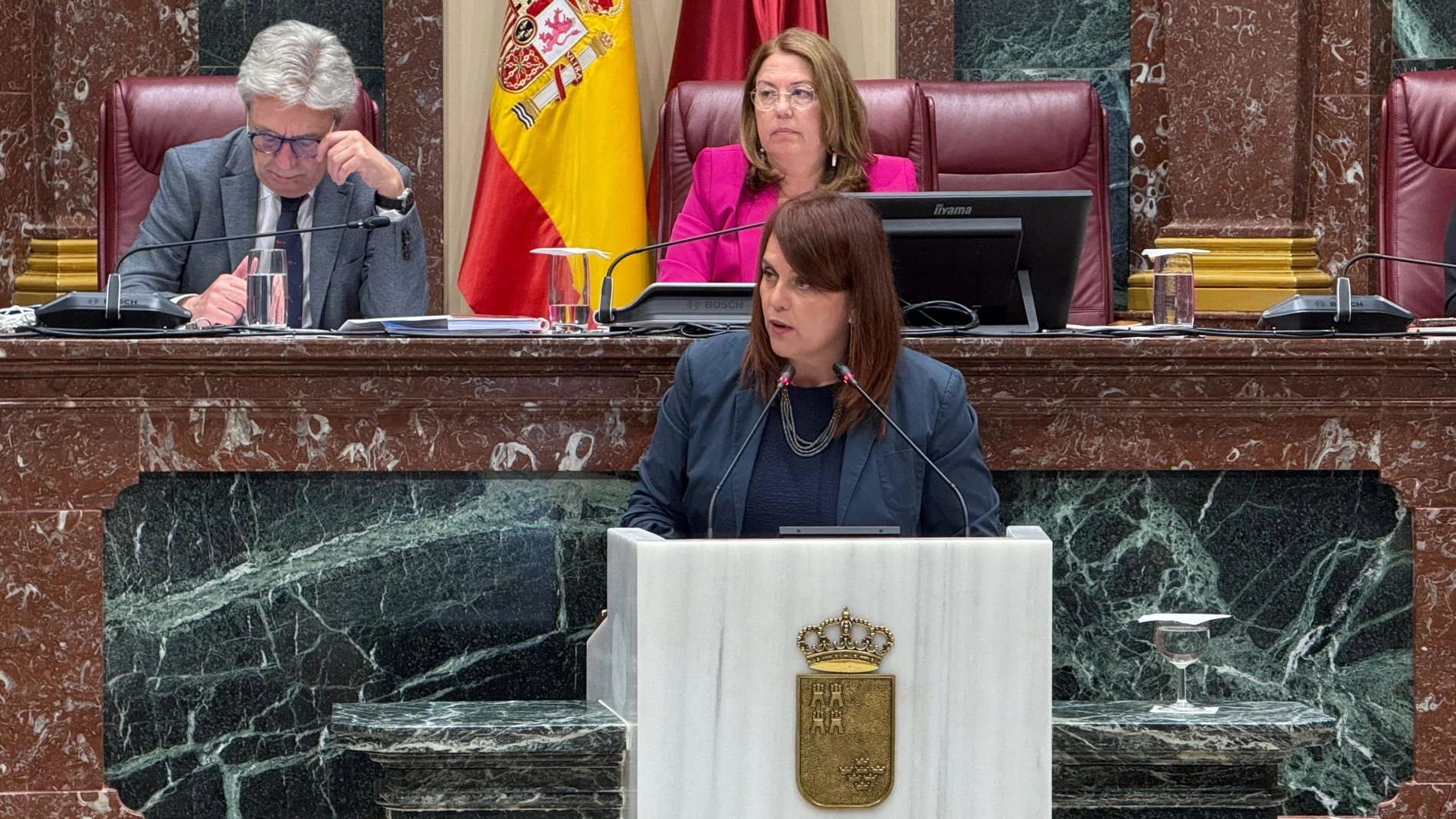 La Asamblea aprueba aplicar la carrera profesional completa a profesores y funcionarios de la Administración
