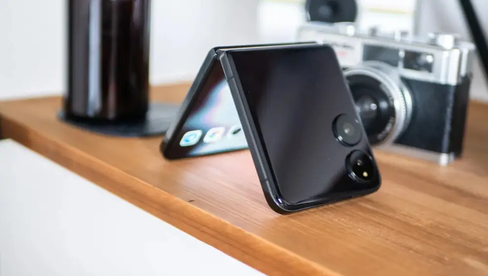 A pesar de su reducido grosor, el Xiaomi MIX Flip original equipa una batería de casi 5.000 mAh
