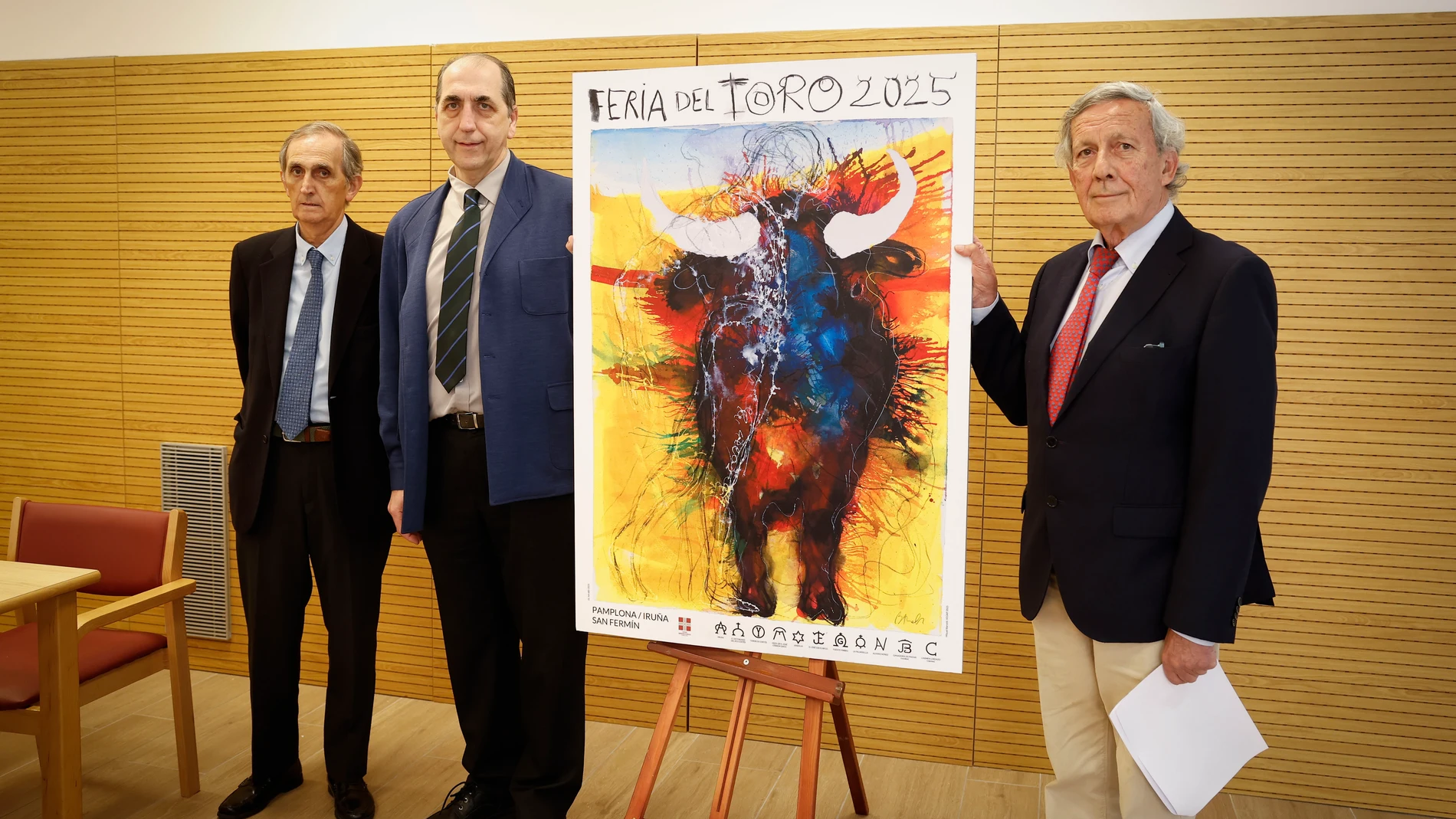GRAFCAV7865. PAMPLONA, 27/05/2025.- El presidente de la Comisión Taurina de la Casa de Misericordia, José María Marco (d), ha desvelado este martes el cartel de los matadores para estos Sanfermines en el que Roca Rey será un año más el protagonista de la Feria del Toro de Pamplona en la que contará con dos tardes, la más destacada, junto con Morante de la Puebla el día 9. Además de los ya mencionados, estarán figuras destacadas como Guillermo Hermoso de Mendoza, Antonio Ferrera, Manuel Escrib...