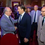 Suárez-Quiñones saluda a Enrique Cabero en presencia de Marcos Iglesias