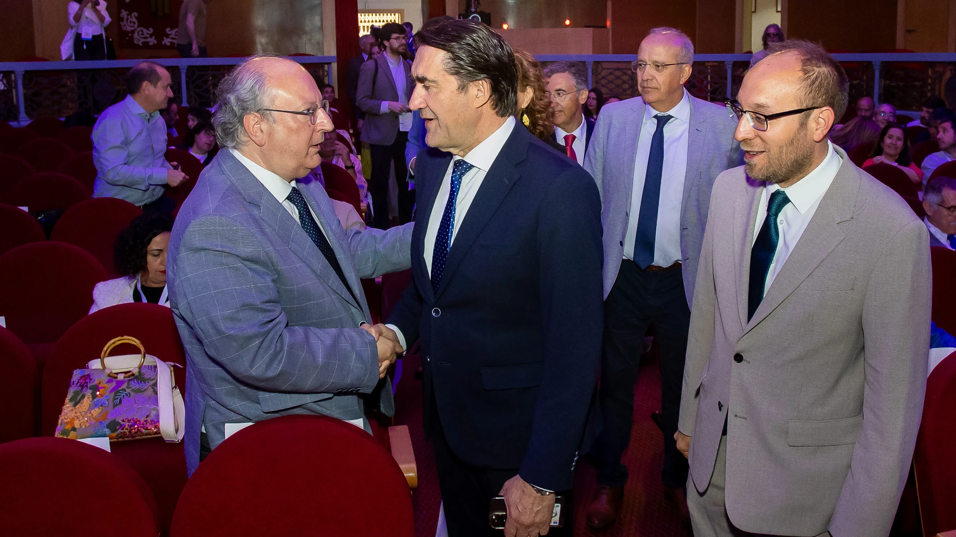 Suárez-Quiñones saluda a Enrique Cabero en presencia de Marcos Iglesias
