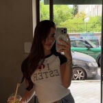 Violeta Mangriñán con la camiseta de Ester Expósito.