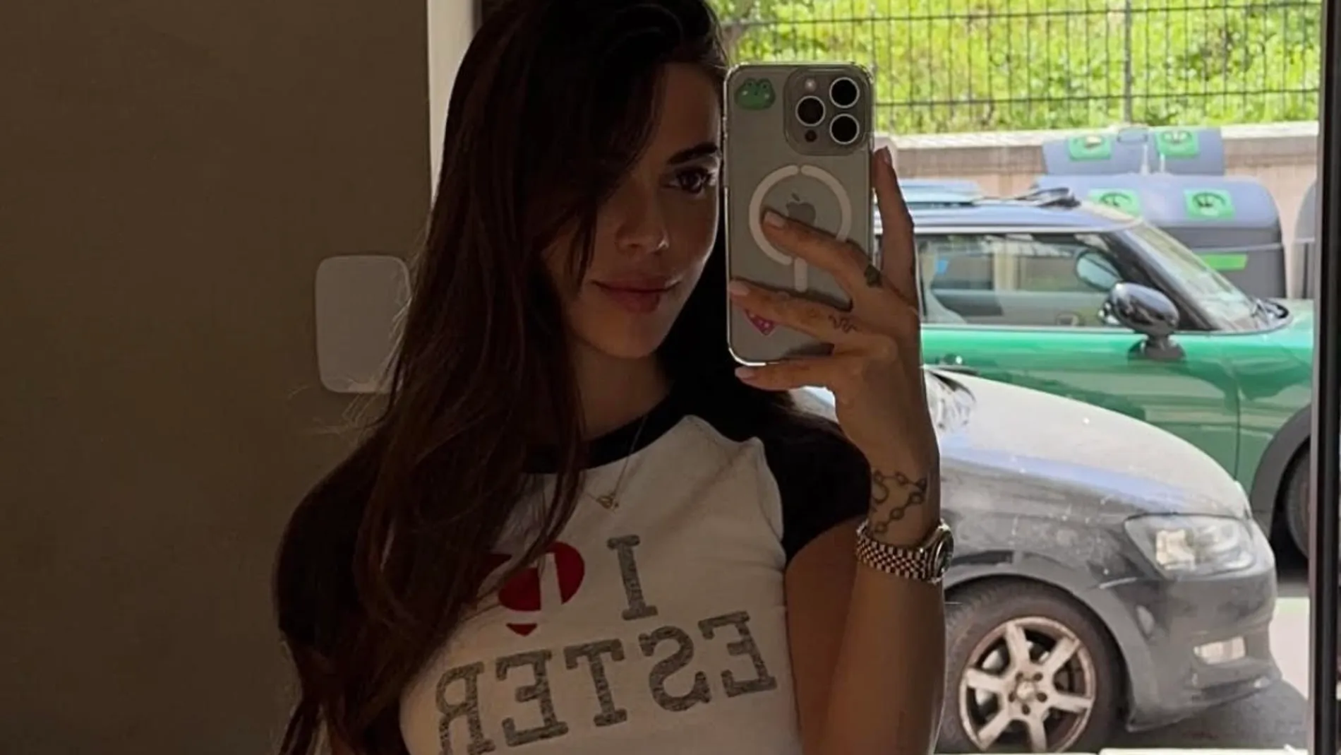 Violeta Mangriñán con la camiseta de Ester Expósito.