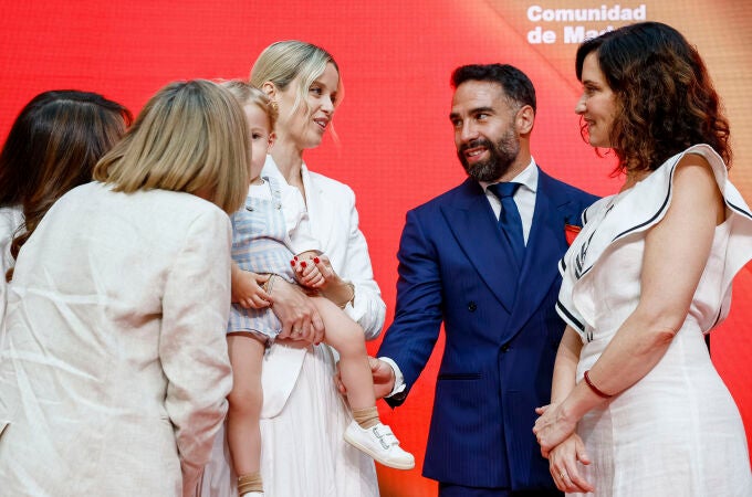 La presidenta de la Comunidad de Madrid, Isabel Díaz Ayuso, entrega la Medalla de Oro de la Administración autonómica al futbolista del Real Madrid Daniel Carvajal