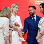 La presidenta de la Comunidad de Madrid, Isabel Díaz Ayuso, entrega la Medalla de Oro de la Administración autonómica al futbolista del Real Madrid Daniel Carvajal