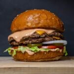 Uber Eats revela lo que más piden los españoles para cenar cuando tienen un mal día