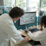 La doctor Tur, junto al doctor Montalbán, haciendo uso de la herramienta