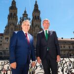 El presidente gallego, Alfonso Rueda, y el gobernador de Córdoba, Martín Llaryora, con la Catedral de Santiago al fondo. 