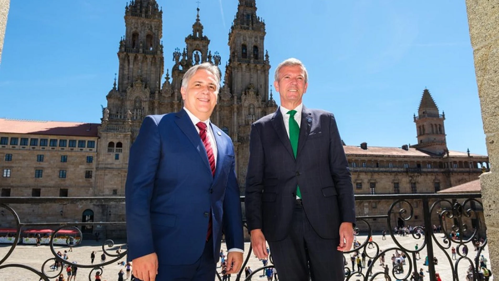 El presidente gallego, Alfonso Rueda, y el gobernador de Córdoba, Martín Llaryora, con la Catedral de Santiago al fondo.
