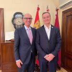El presidente de la Diputación de Salamanca, Javier Iglesias, ha recibido en la sede de la institución provincial al presidente de la Centro de Salamanca en Buenos Aires, Rubén Gómez