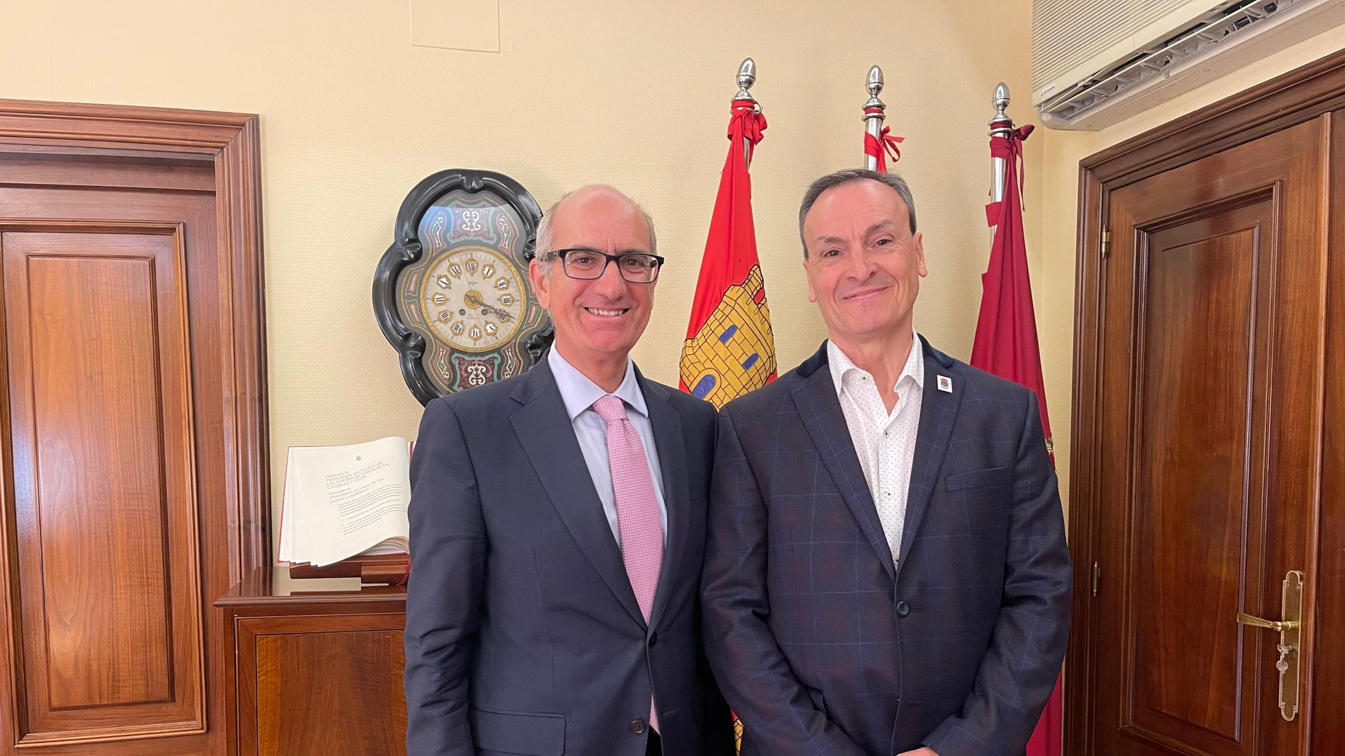 El presidente de la Diputación de Salamanca, Javier Iglesias, ha recibido en la sede de la institución provincial al presidente de la Centro de Salamanca en Buenos Aires, Rubén Gómez