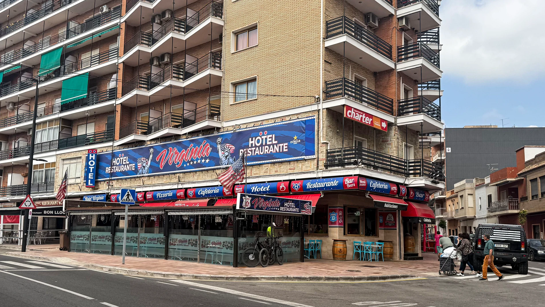 FAVARA (VALENCIA), 27/05/2025.- Un hombre ha fallecido y otros tres han resultado heridos tras una reyerta con armas blancas ocurrida la noche del lunes en el municipio valenciano de Favara. Los hechos se produjeron anoche en un restaurante de Favara, donde al parecer dos hombres, padre e hijo, entraron buscando refugio porque les perseguía un tercero para matarlos. Al entrar este último en el local, se inició la pelea. En la imagen el restaurante donde se produjeron los hechos. EFE/Raquel Se...
