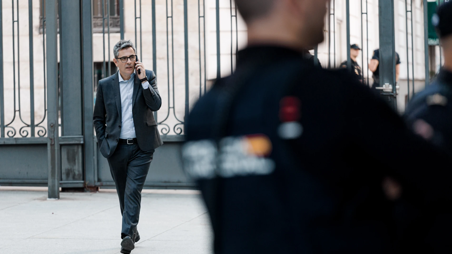 El ministro de la Presidencia, Justicia y Relaciones con las Cortes, Félix Bolaños, a su salida de un pleno en el Congreso de los Diputados, a 27 de mayo de 2025, en Madrid (España). El Pleno del Congreso debate hoy la proposición no de ley impulsada por el PSOE en la que se insta al Gobierno a regular las asociaciones vecinales y a reconocer su labor en los barrios y municipios incluyéndolas como parte de la política municipal. 27 MAYO 2025;PLENO;CONGRESO;DIPUTADOS;DEBATE;PROPOSICIÓN; Carl...