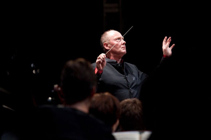 Paul McCreesh dirigiendo